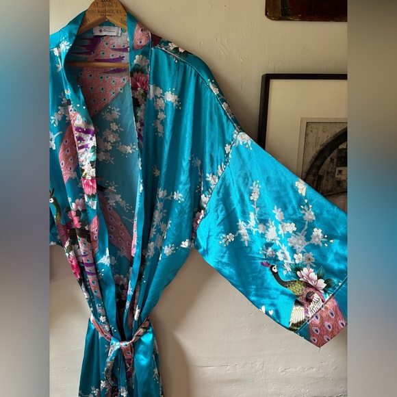 Floral Satin Vintage Style Kimono Robe with Peacocks and Pockets - Picture 5 of 6